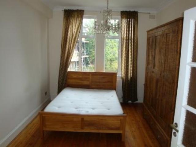 			3 Bedroom, 1 bath, 1 reception Flat			 Golders Green Road, GOLDERS GREEN